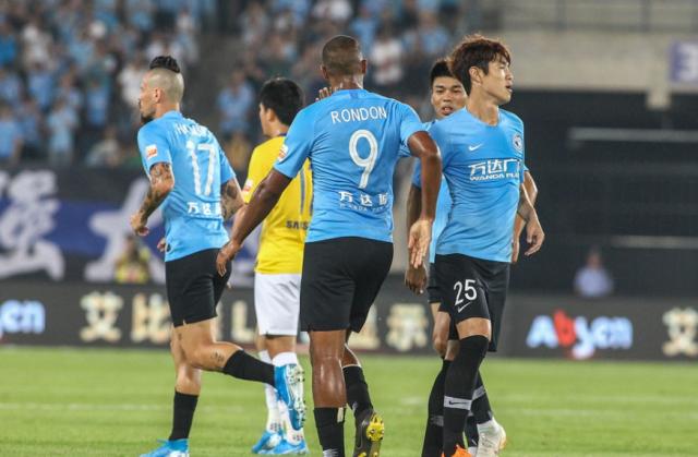 神仙打架!苏宁一方各轰2球,各收1张红牌,握手言和