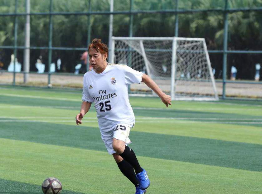 当你们还在关心谭咏麟“睡粉”，我却完全被71岁的他的状态吸引