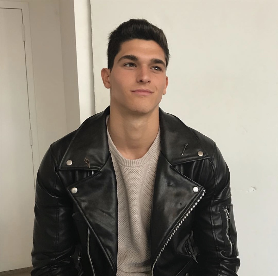 完成学业重新复出，黄金比例的小狼男模狗能否通过时尚的重新洗牌