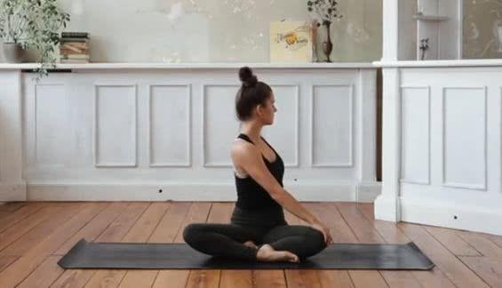 后背疼练习什么瑜伽体式,治疗后背疼痛的瑜伽动作
