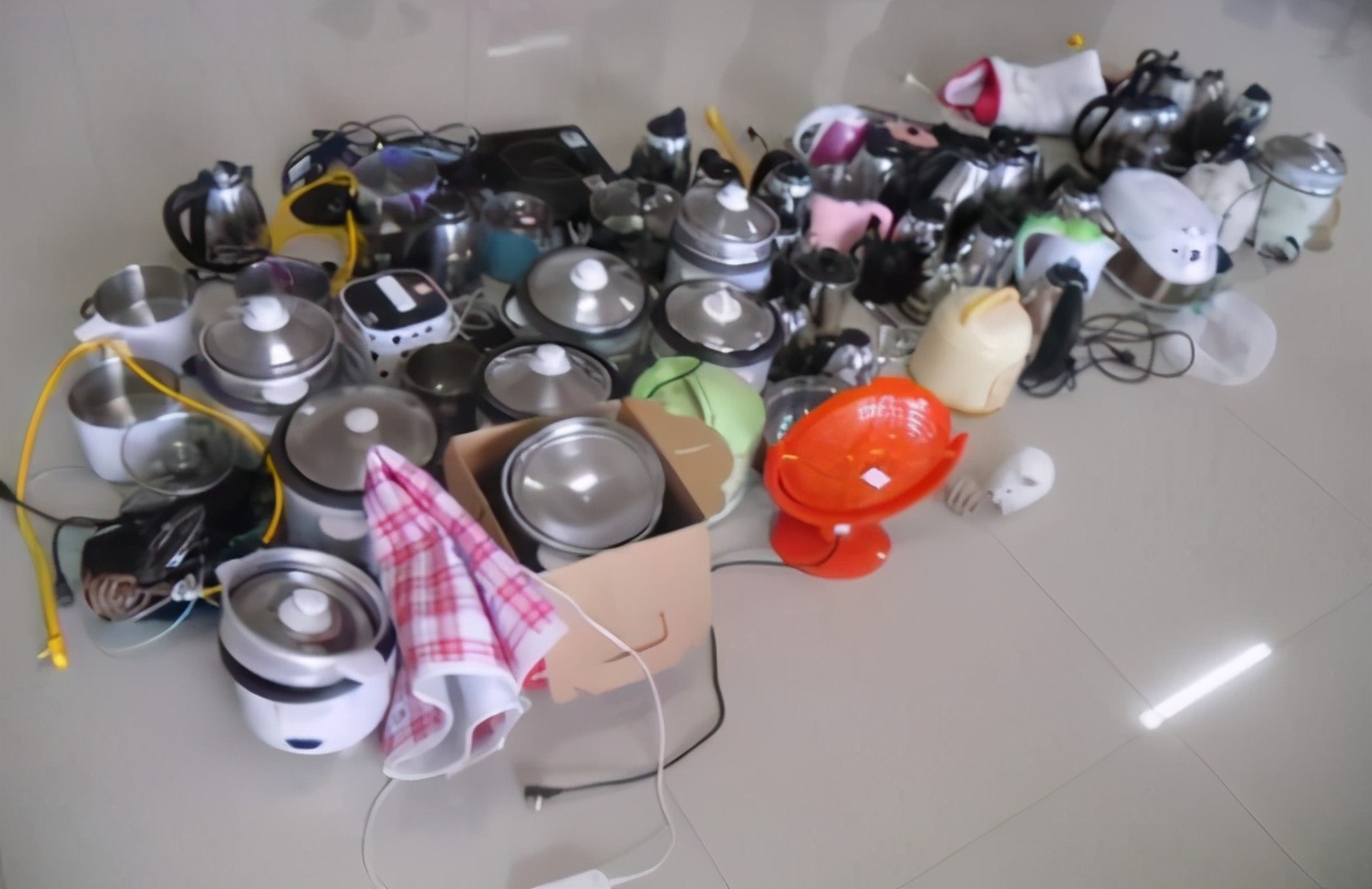 大学学生宿舍宿管员,大学宿舍的宿管阿姨检查宿舍