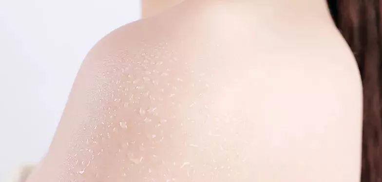 冬天皮肤干燥起皮屑用什么护肤品,一到冬天脸部干燥起皮补什么