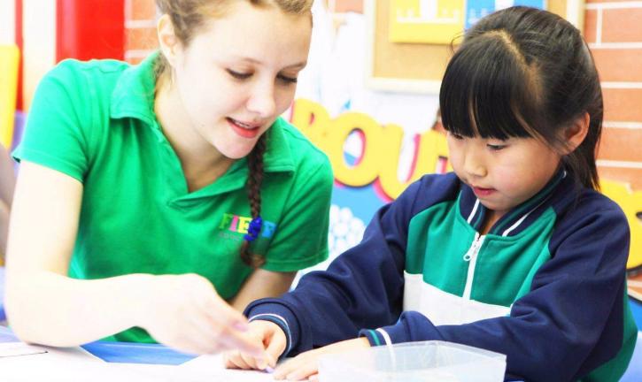 为何学校里的英语老师，多是女教师，校长说出其中原因