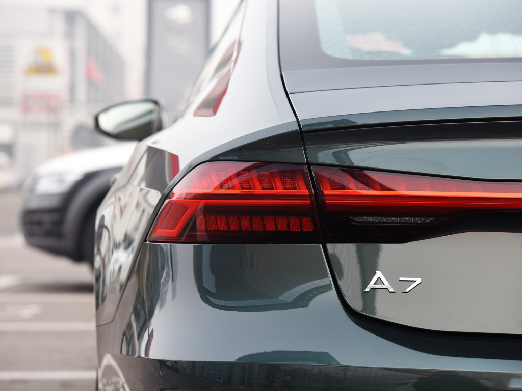 奥迪出手了！全新A7堪称轿跑颜值巅峰，近5米长，GLS真的比不过