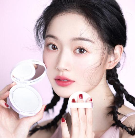 为什么早上涂的粉底中午就暗黄了,为什么刚涂上粉底液白一会就变黑