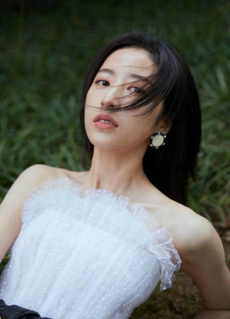 想与时尚并肩而行，不妨向周雨彤学习白色穿搭，让你美的与众不同