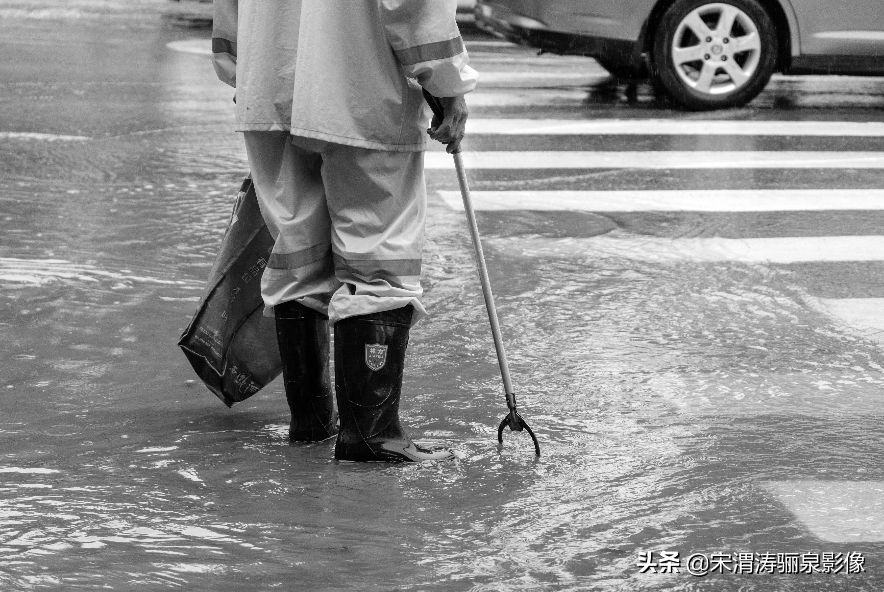 他排除残疾的身体,努力在工作之余记录和反映草根人群的生存状况