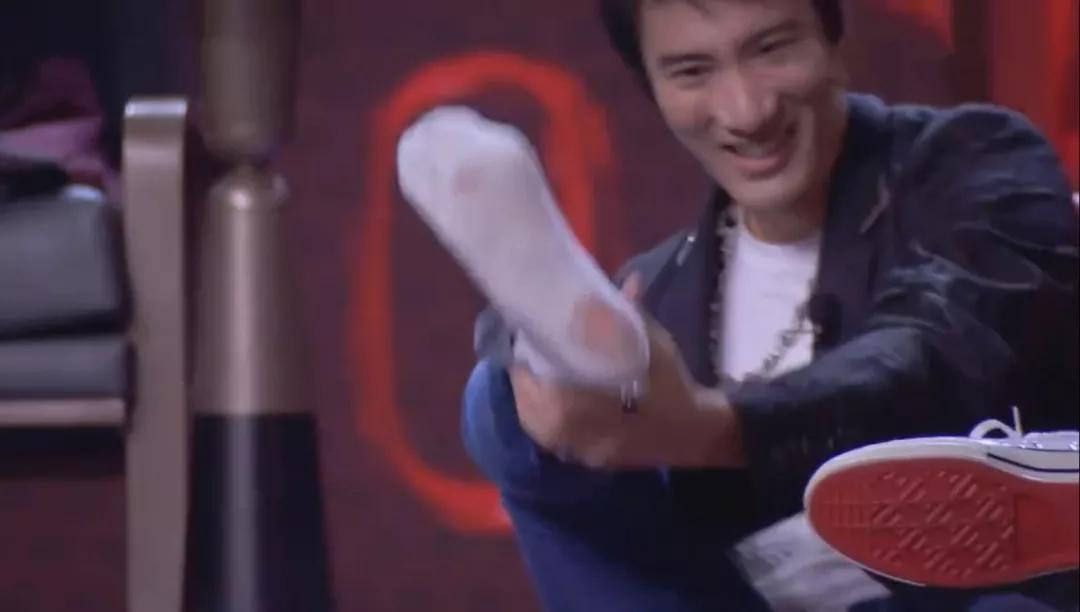 男人的屁股究竟是什么做的，能把每条*裤内**都穿出洞？