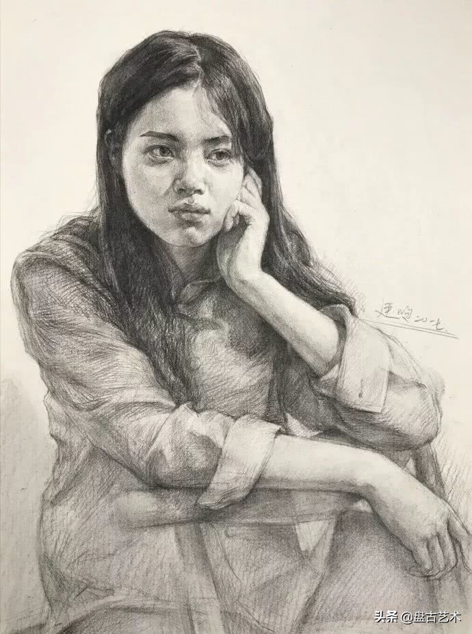 怎样画素描带手半身像才有美感——盘古文化艺术