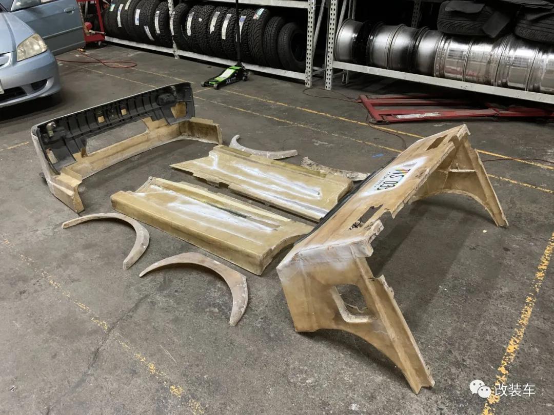 中置四驱五速手动的双门超跑,今晚我在秋名山等你