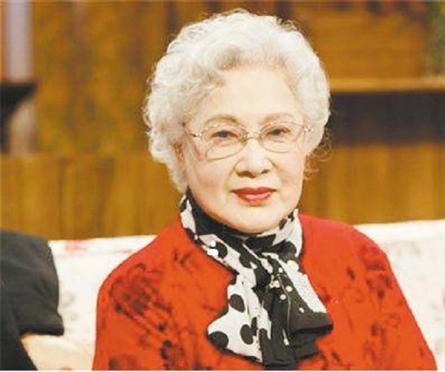 秦怡：婚姻不幸儿子残疾，她照顾爱子近40年，如今百岁依旧优雅