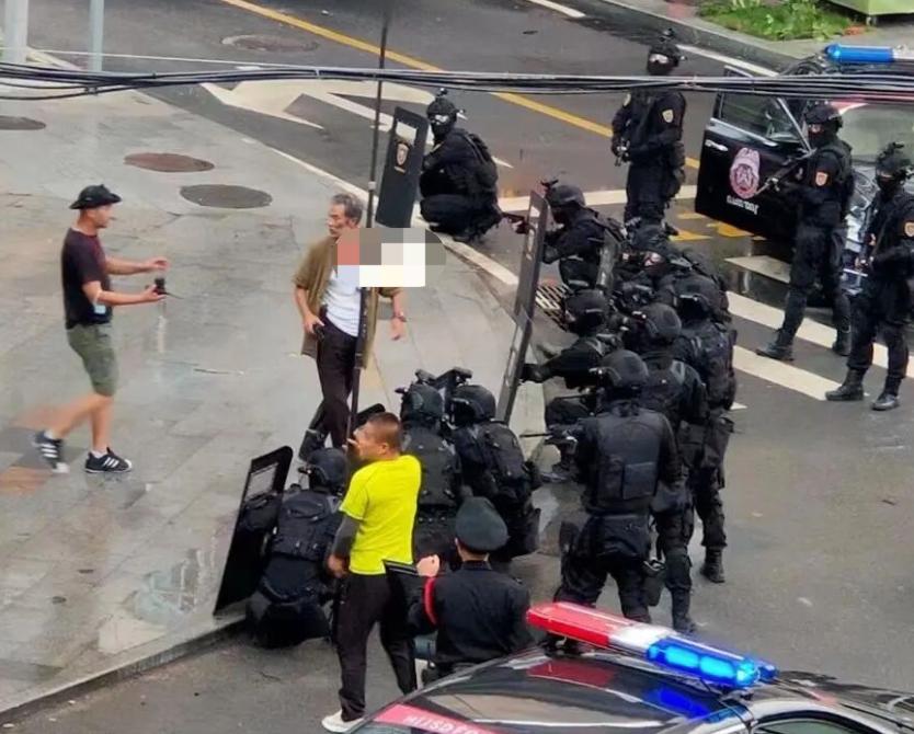 任达华66岁拍戏,任达华再战江湖戴黑眼镜帅气出场