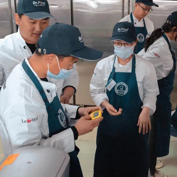 和面加了鸡蛋为什么面发硬,做披萨胚的面粘手正常吗