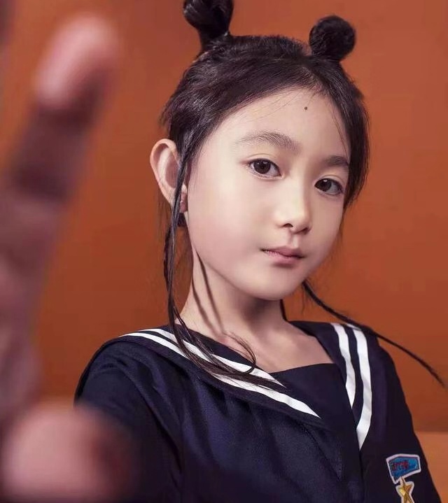 *小鹏李**7岁女儿奥莉长大啦！鼻子秀气大眼睛迷人，优雅溜冰似公主