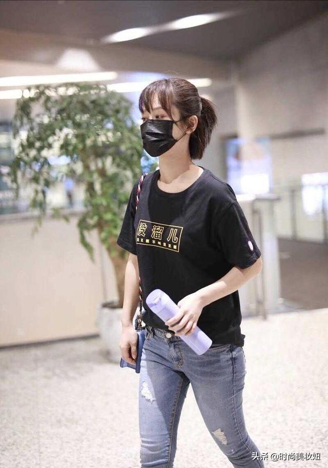 杨紫终于在机场翻车了，穿黑色T恤配紧身裤太显胖，终于信有120斤