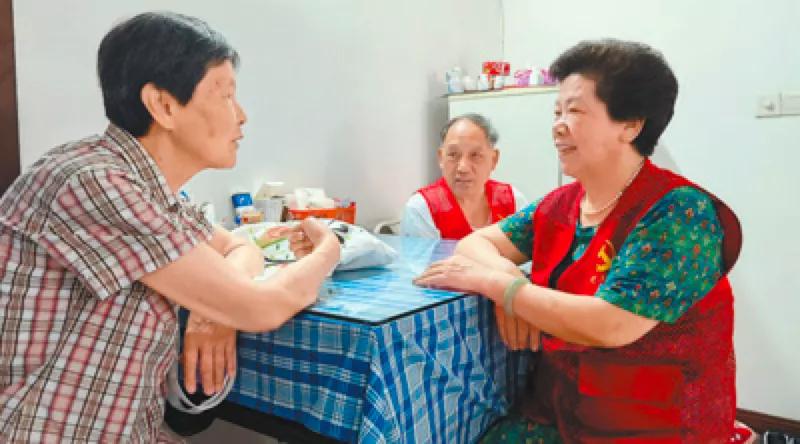 社区开展智慧助老志愿服务活动,志愿服务助力社区治理