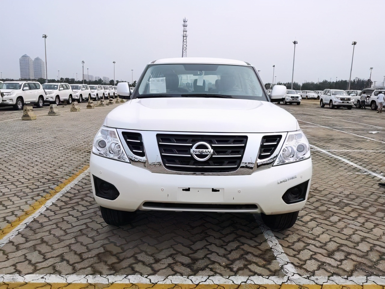 2022款日产途乐对比霸道2700,丰田霸道和日产途乐油耗