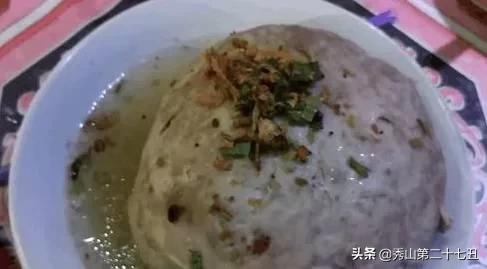 90后小哥卖这“豪华丸子”，一碗就放一个，食客切开后乐坏了