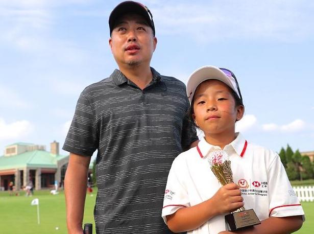 刘国梁爱女首获高尔夫世界冠军,刘国梁陪女儿打高尔夫的历程