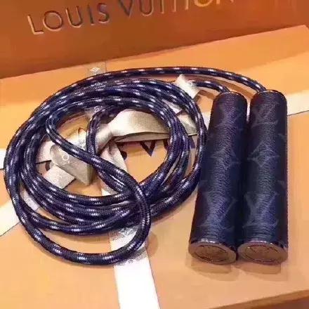 尴尬！日本网友：优衣库这款外套，太像《亮剑》李云龙同款！