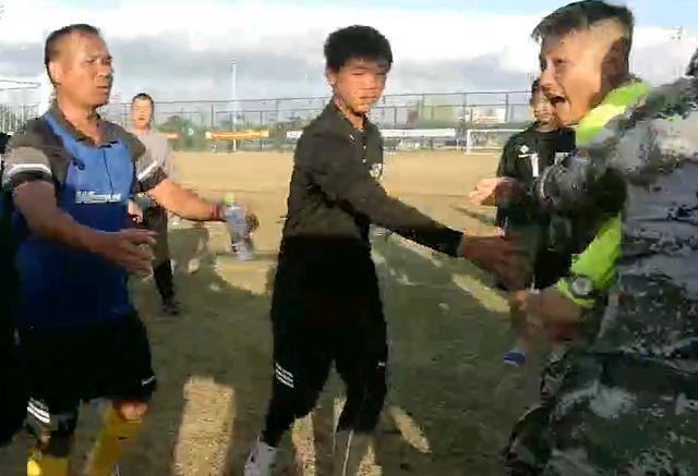 里皮刚走青少年足球就出事！小孩冲突家长互踹，国足还有希望吗？