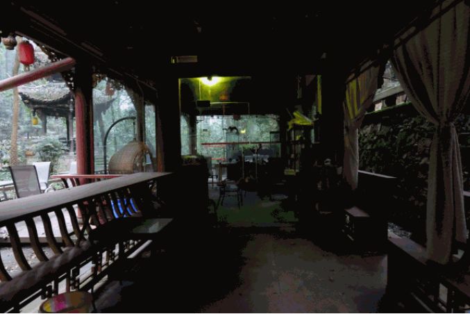 一家开在闹市里的茶馆,一家开在寺庙内的咖啡店