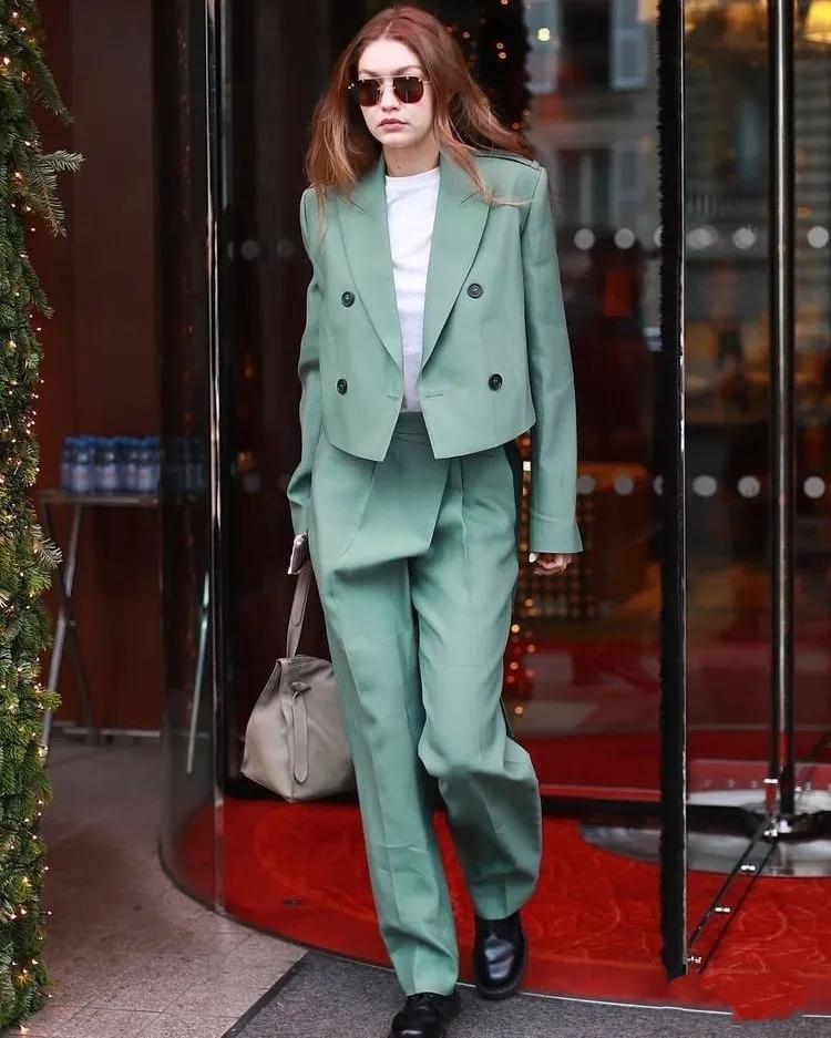 白t恤太显黑怎么搭配,白色t恤显得人胖应该穿什么好看