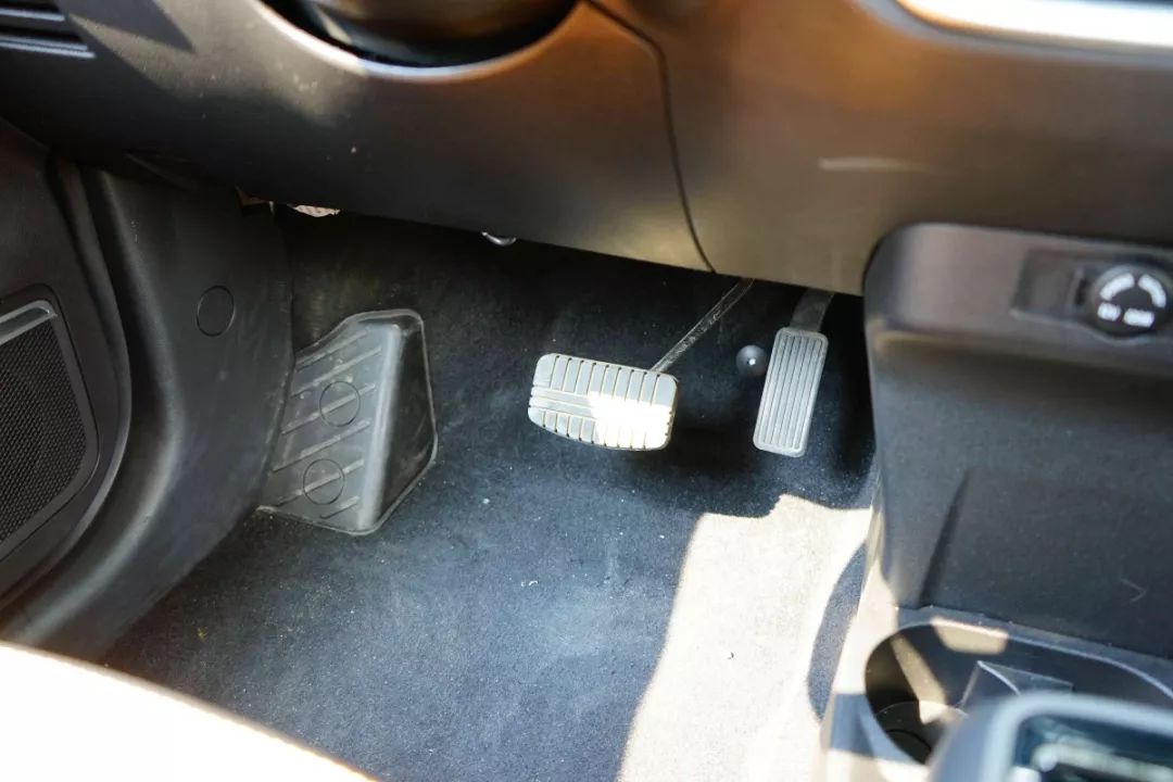 新特DEV1试驾体验：续航300落地7万，不靠补贴也能打？