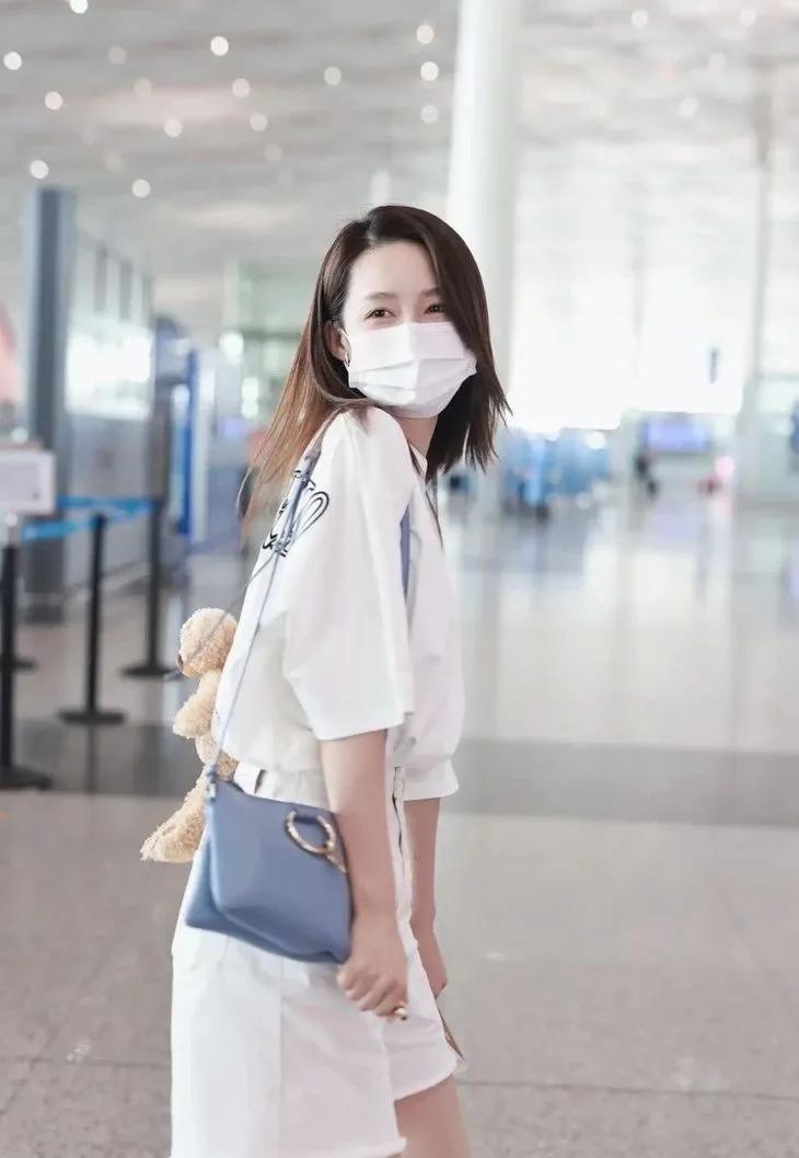 三里屯偶遇大幂幂,杨幂和闺蜜在三里屯逛街遭搭讪