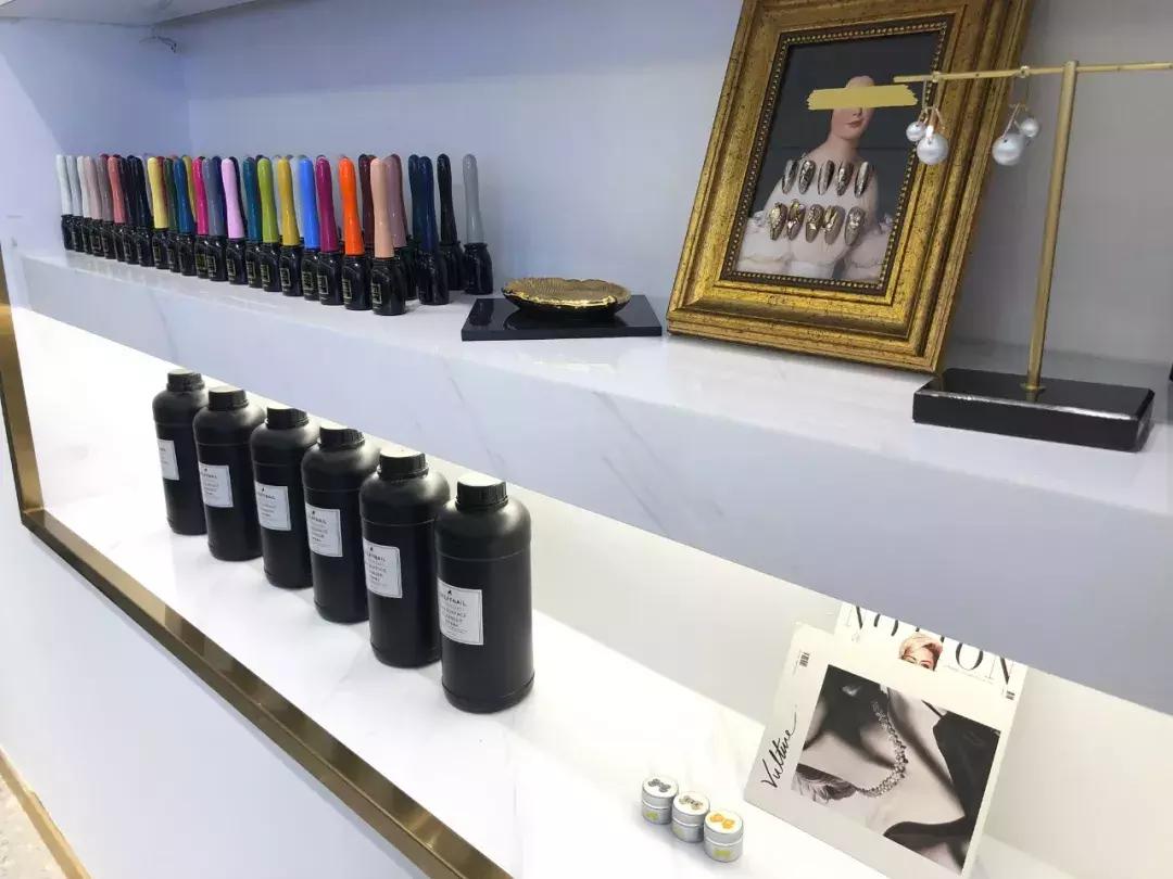 我应该给这些被骗来做美甲的男生道个歉