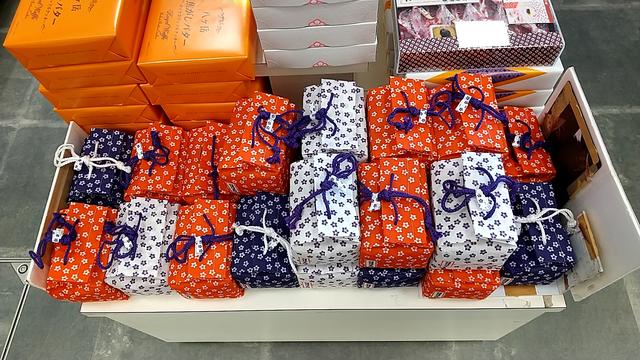 拜访山梨县的纪念品店,购买铁路便当。