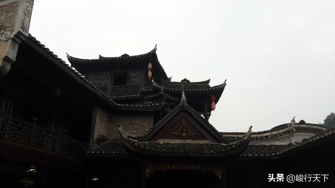 中国最美丽的小城,历经沧桑翘檐如翼的吊脚楼,缓缓流淌的沱江