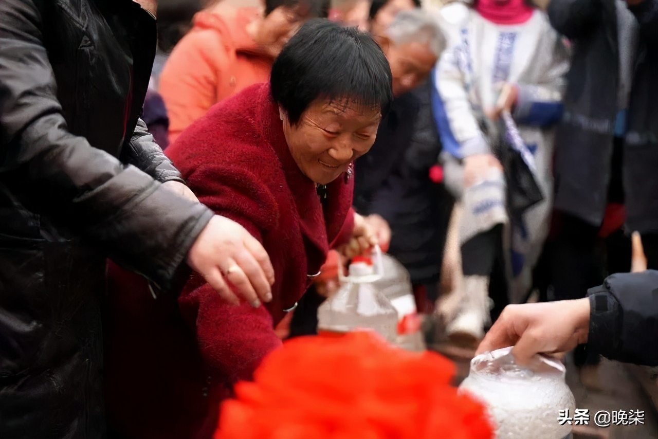 儿时挑水的经历,小时候捡砂井