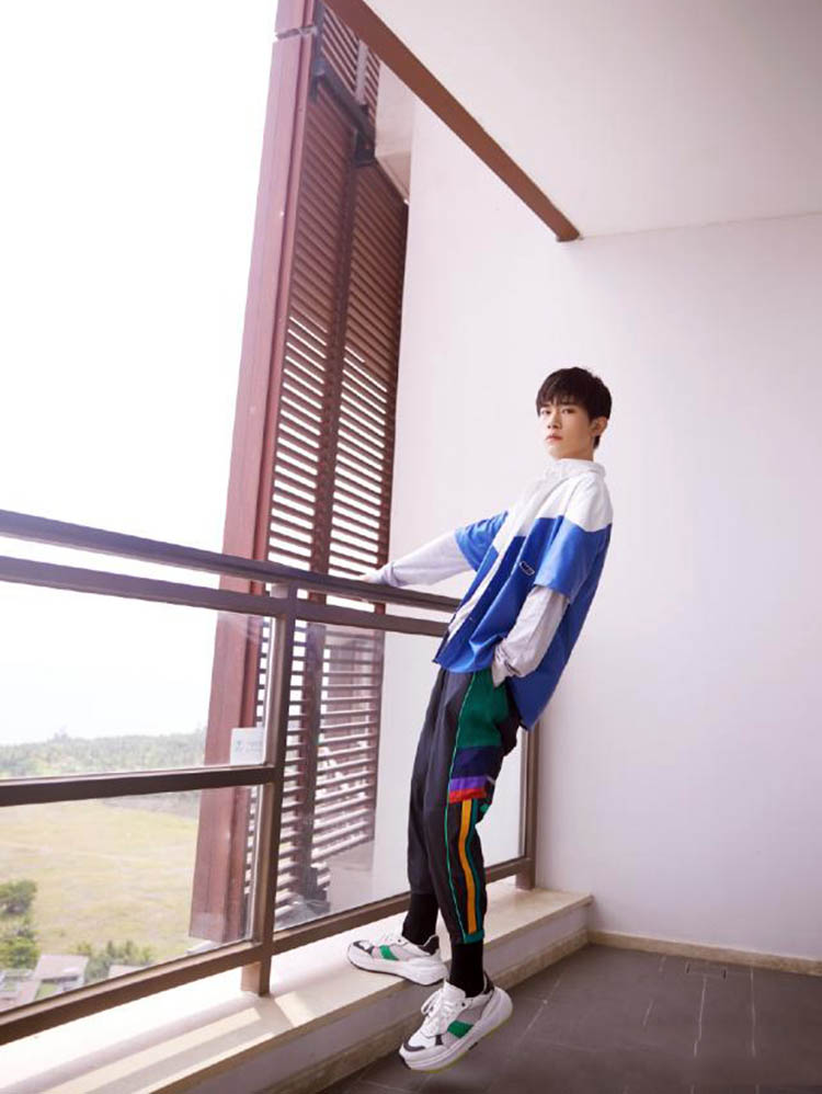 易烊千玺九号电动活动,易烊千玺现身机场穿清爽灰卫衣