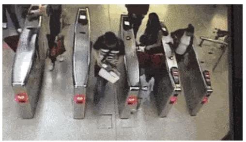 “遛娃神器”or“坑娃凶器”?儿童“牵引绳”方便,使用也要当心