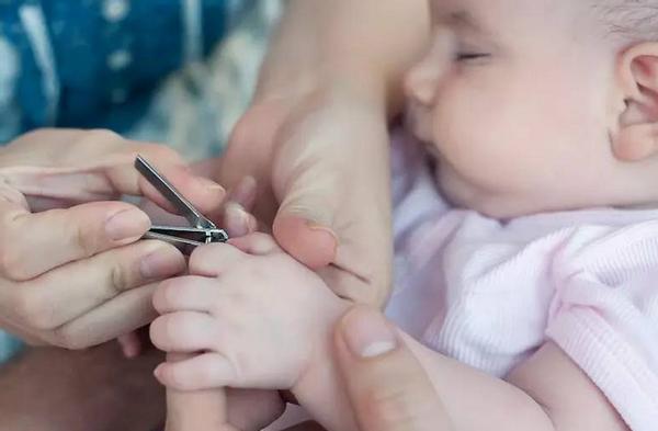 刚出生的宝宝剪指甲剪到肉怎么办,初生婴儿指甲抓破脸