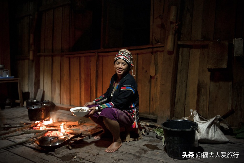 与中国人同源的跨境民族阿卡人:生活艰辛热情好客,劝酒功夫没丢