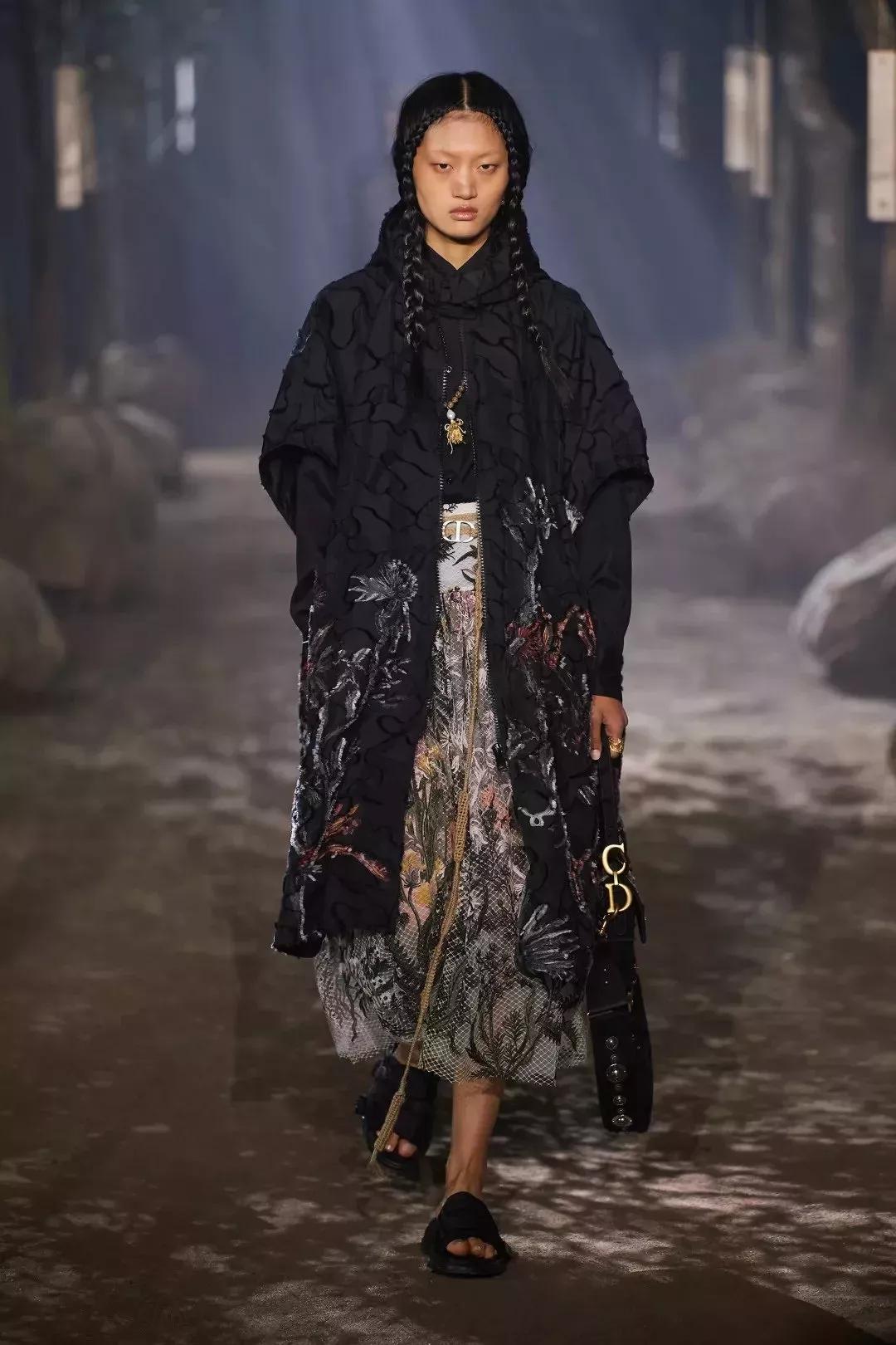 为Burberry拍摄广告，暴走四大时装周，冉冉升起的超模-华依澜