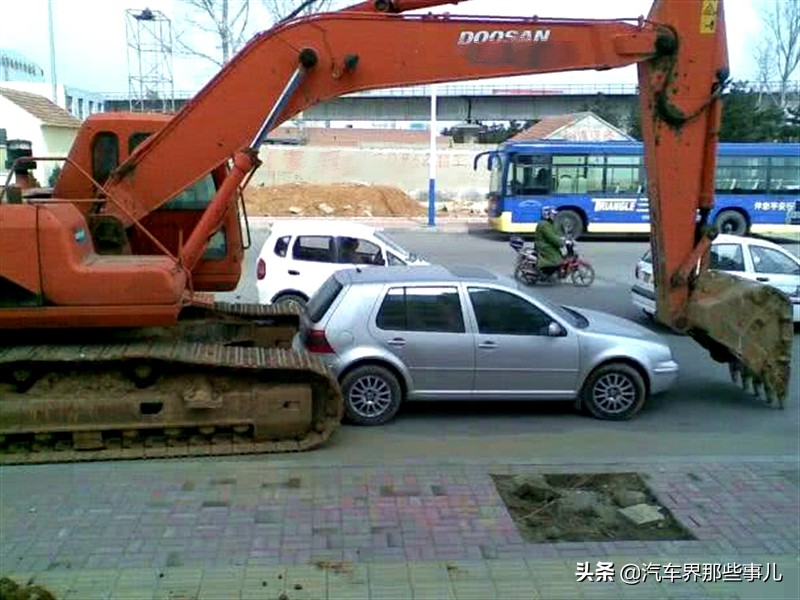 车堵店门口让挪车不挪车怎么处理,车被堵了叫挪车不挪报警没有