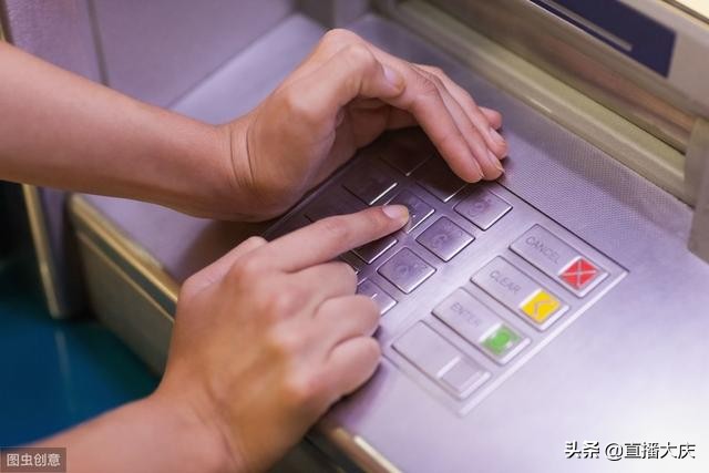 银行卡被吞下去怎么处理,银行卡被吞卡了怎么拿回来