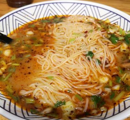 徐州冷面的汤底,满满一碗羊肉