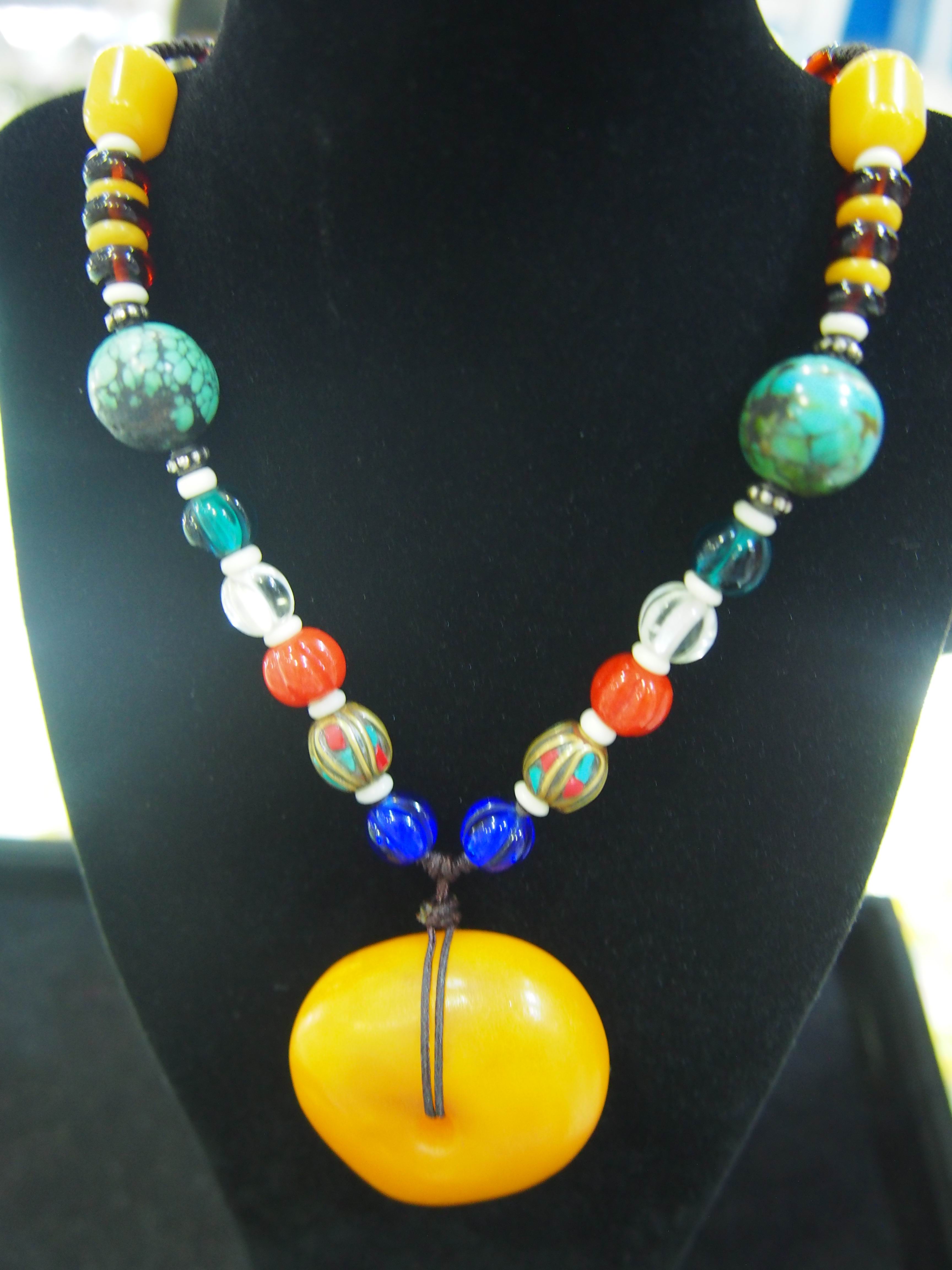 琥珀和蜜蜡是怎么辨别真假的,真假琥珀蜜蜡的鉴别最简单