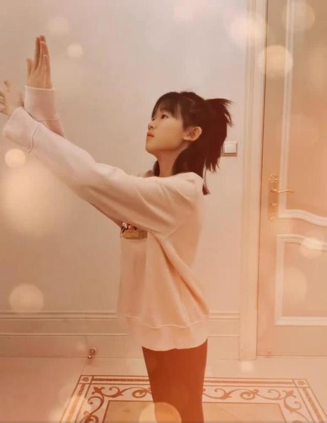 11岁贝儿好机智！穿无痕裤秀长腿太成熟，搭米奇卫衣瞬间拉回清纯