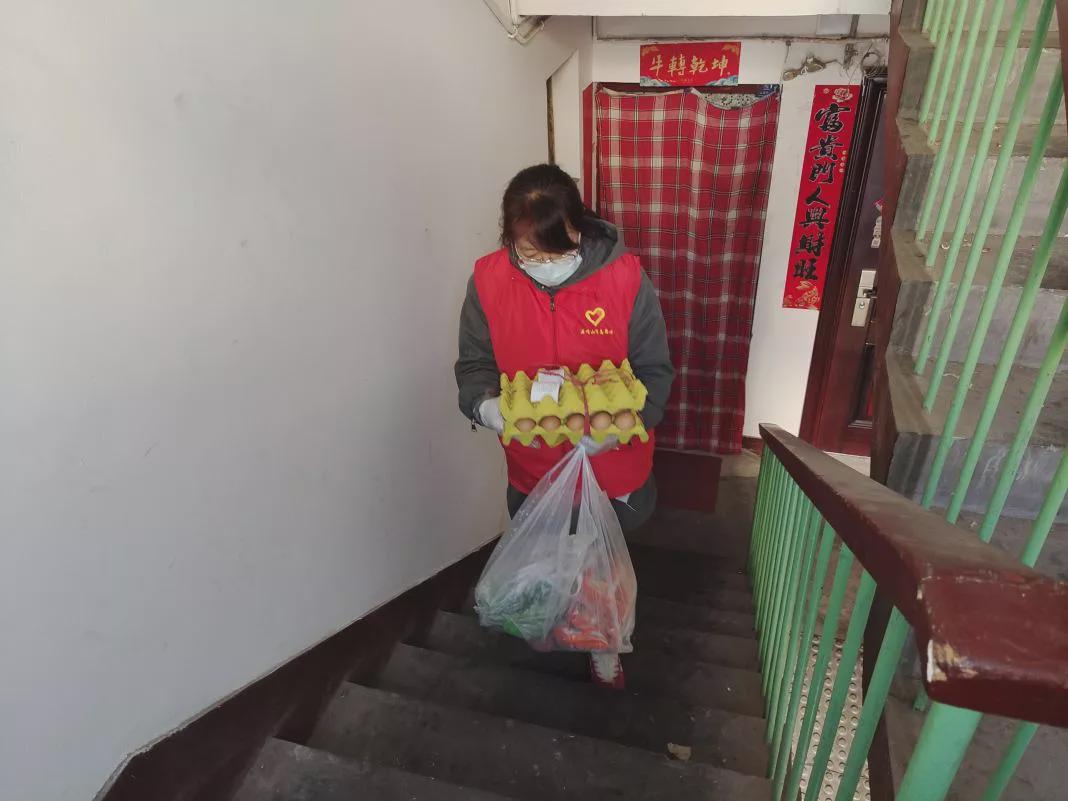 凝心聚力全民战“役”——红袖标警色蓝志愿红绘就最美色彩