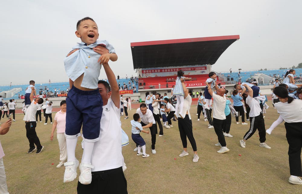 庆六一少儿篮球比赛洛阳,庆六一幼儿园亲子运动会报道