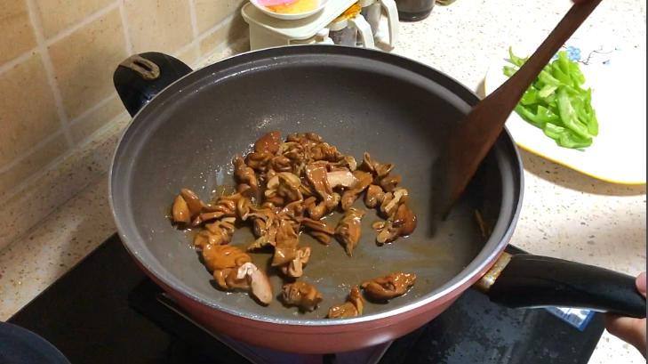 炒肥肠怎么炒又脆又好吃,炒肥肠怎么炒又嫩又好吃