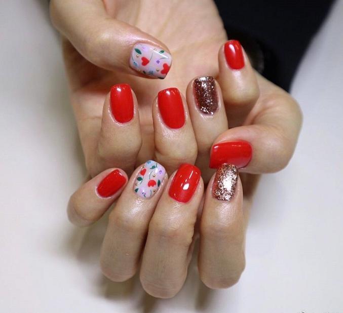 万能的亮片美甲不仅让你的指尖更出众，还会让你拥有好心情哦！