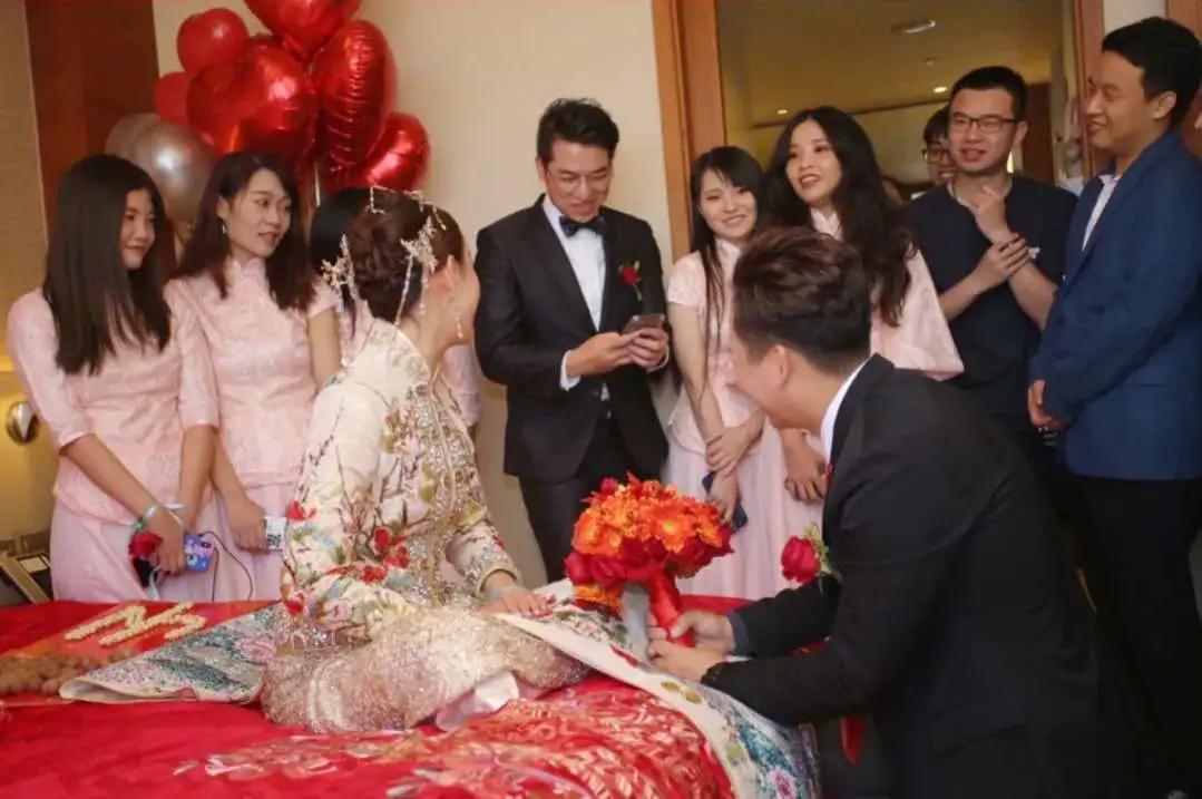 结婚堵门念新郎保证书,接亲堵门道具推荐