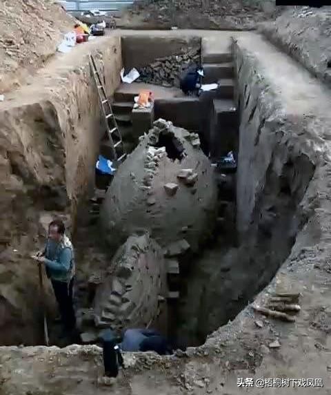 农民挖出古墓毁坏尸体,黄忠的墓被挖出来的视频