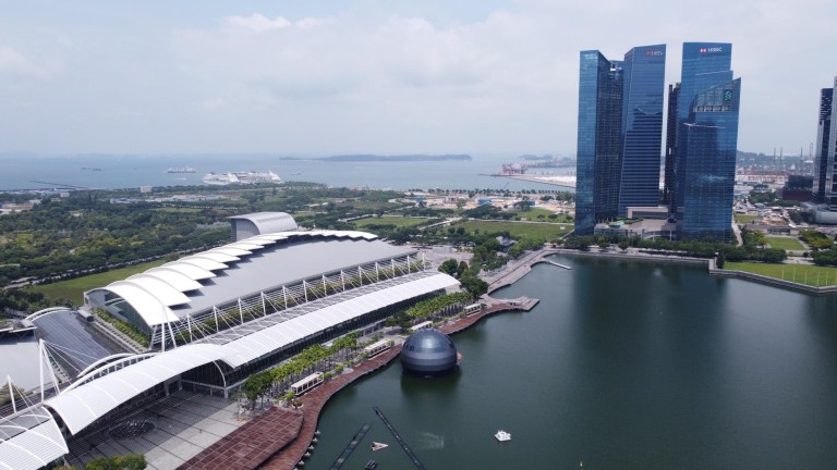 苹果在新加坡做了个球,或成地标级别的网红打卡圣地